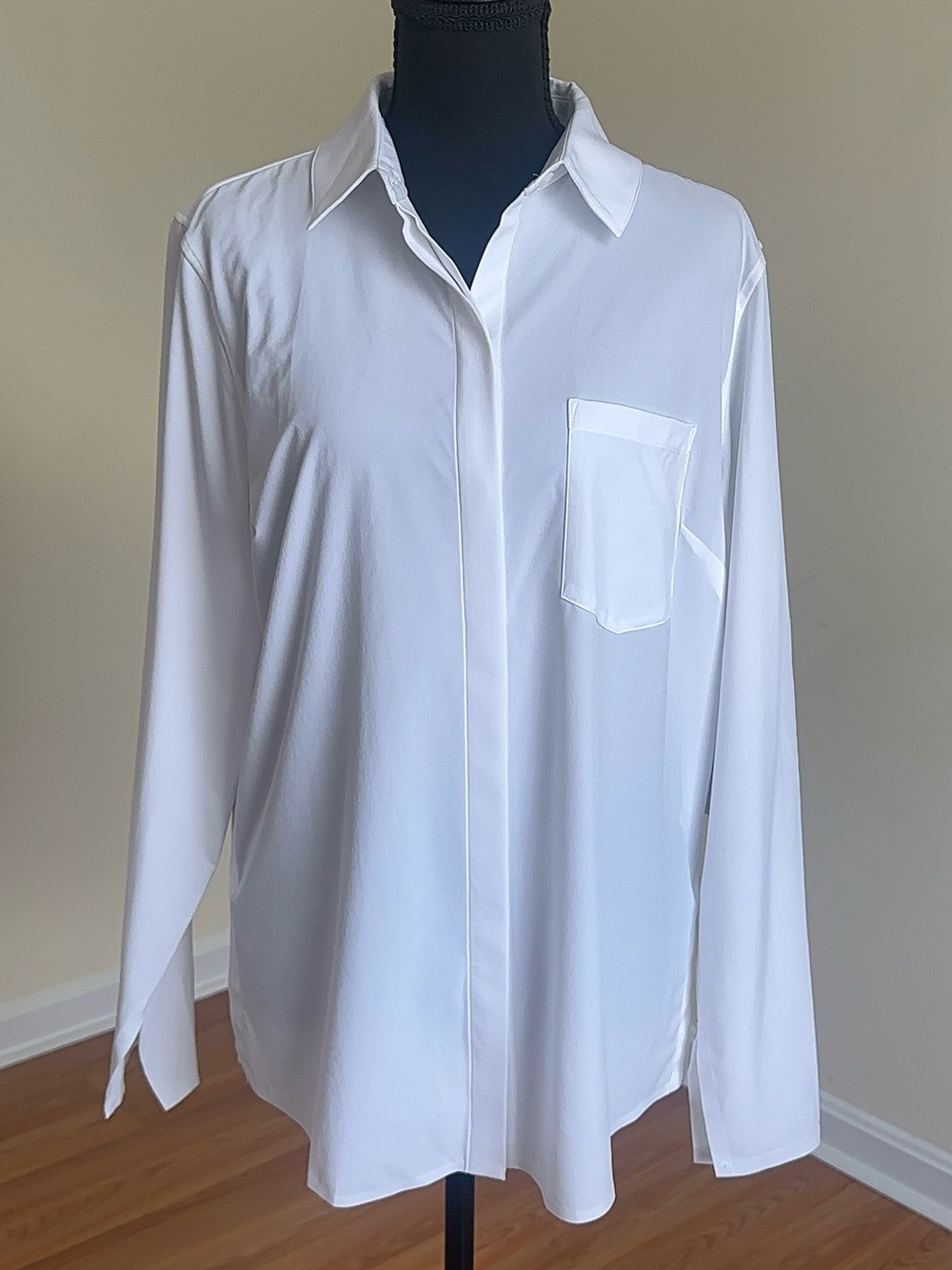 Athleta Women’s White Button-Down Shirt NWT Size Medium | Relaxed Fit